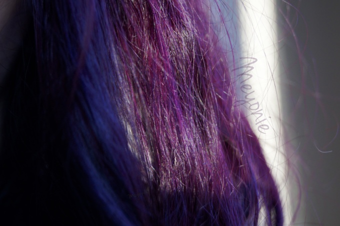 meyonie-neon-blue-hair-purple-